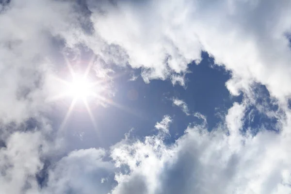 Strahlende Sonne Scheint Wolken — Stockfoto