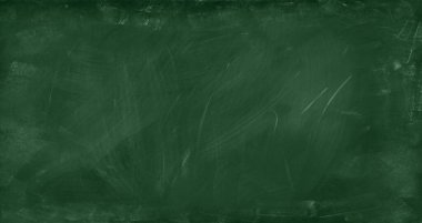 Yeşil karatahta arkaplanındaki tebeşir temizlendi