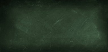 Koyu yeşil karatahta arkaplanındaki tebeşir temizlendi