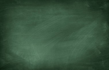 Yeşil karatahta arkaplanındaki tebeşir temizlendi