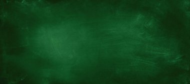 Yeşil karatahta arkaplanındaki tebeşir temizlendi