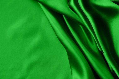 Dalgalı yeşil ipek kumaş.
