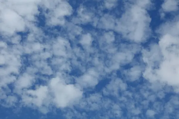 Flauschige Weiße Wolken Blauen Himmel lizenzfreie Stockfotos