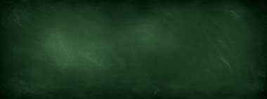 Yeşil karatahta arkaplanındaki tebeşir temizlendi