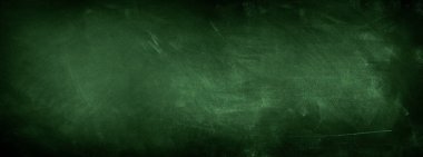 Yeşil karatahta arkaplanındaki tebeşir temizlendi