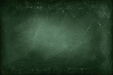 Yeşil karatahta arkaplanındaki tebeşir temizlendi