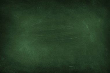 Yeşil karatahta arkaplanındaki tebeşir temizlendi