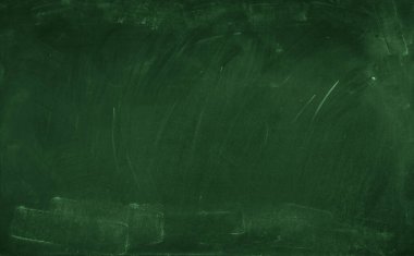 Yeşil karatahta arkaplanındaki tebeşir temizlendi
