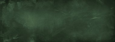 Yeşil karatahta arkaplanındaki tebeşir temizlendi
