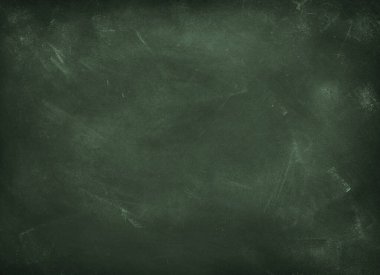 Yeşil karatahta arkaplanındaki tebeşir temizlendi