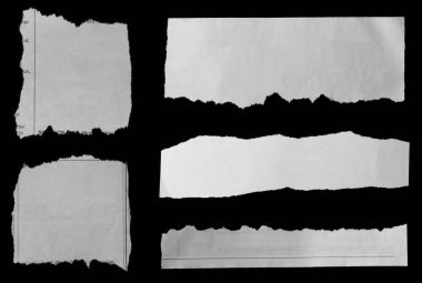 Siyah arka planda beş parça yırtık gazete