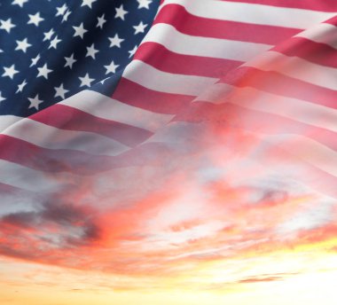 Gündoğumu gökyüzünde Amerikan bayrağı