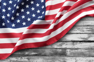 Tahta arka planda Amerikan bayrağına yakın plan