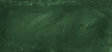 Yeşil karatahta arkaplanındaki tebeşir temizlendi