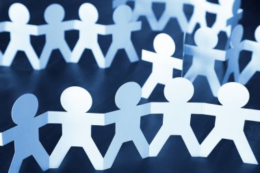 Kağıt zincire bağlı insanlar el ele tutuşuyorlar.