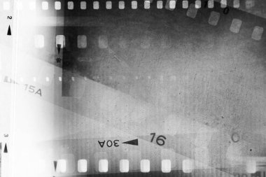Film negatifleri gri arka grubunu çerçeveler