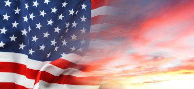 Gündoğumu gökyüzünde Amerikan bayrağı