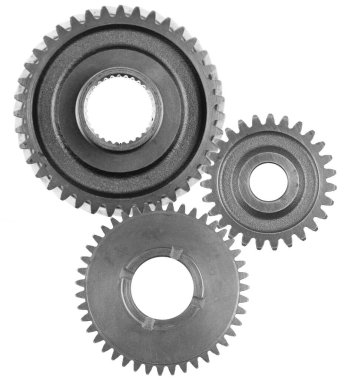 Beyaz arka planda üç metal dişli yan yana.