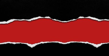 Kırmızı arkaplanda yırtılmış siyah kağıt