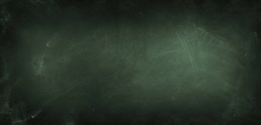 Yeşil karatahta arkaplanındaki tebeşir temizlendi