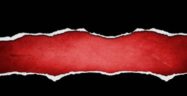 Kırmızı arkaplanda yırtılmış siyah kağıt