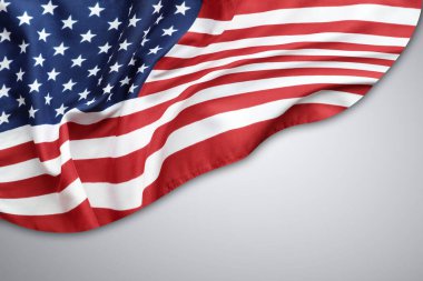 Gri arkaplanda Amerikan bayrağının yakın çekimi