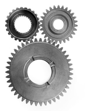 Beyaz arka planda üç metal dişli yan yana.