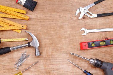 Ahşap üzerinde çeşitli çalışma araçları