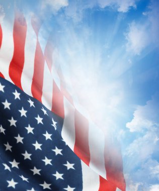 Mavi gökyüzünde Amerikan bayrağı