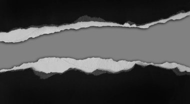 Gri arka planda yırtılmış siyah kağıt. Boşluğu kopyala