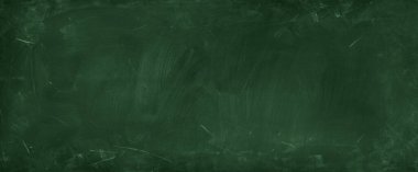 Yeşil karatahta arkaplanındaki tebeşir temizlendi