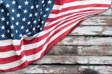 Tahta arka planda Amerikan bayrağı