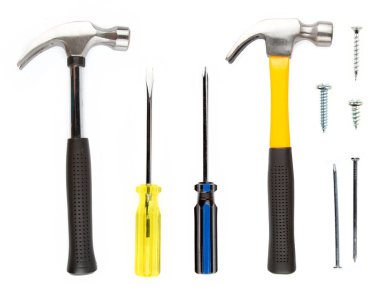 Çekiçler, tornavidalar, beyaz üzerine çiviler ve vidalar