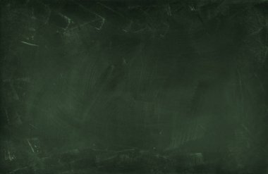 Yeşil karatahta arkaplanındaki tebeşir temizlendi