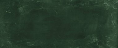 Yeşil karatahta arkaplanındaki tebeşir temizlendi