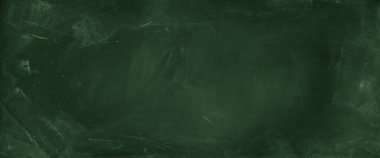 Yeşil karatahta arkaplanındaki tebeşir temizlendi