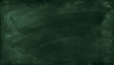 Yeşil karatahta arkaplanındaki tebeşir temizlendi
