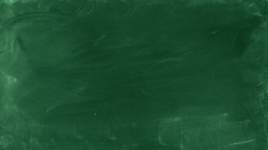 Yeşil karatahta arkaplanındaki tebeşir temizlendi