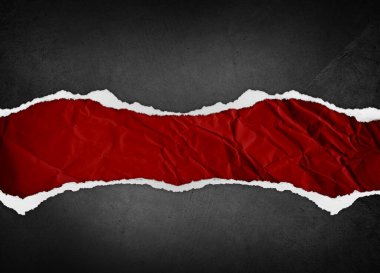 Kırmızı kağıt arka planında yırtılmış gri beton