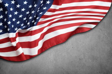 Gri arkaplanda Amerikan bayrağının yakın çekimi