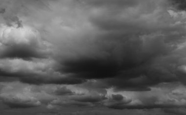 Gökteki gri fırtına bulutları