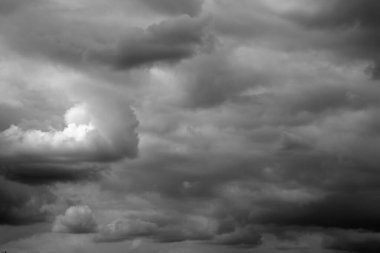 Gökteki gri fırtına bulutları