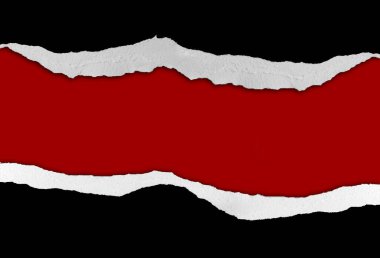 Kırmızı arkaplanda yırtılmış siyah kağıt