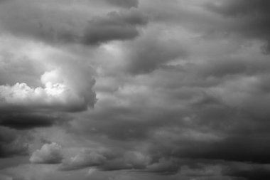 Gökteki gri fırtına bulutları