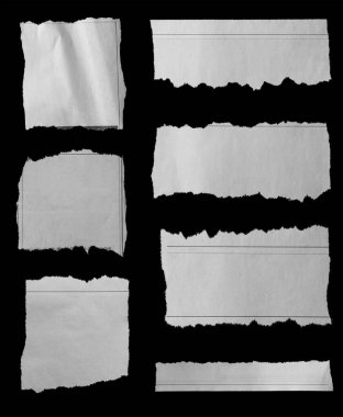 Siyah arka planda yedi parça yırtık gazete