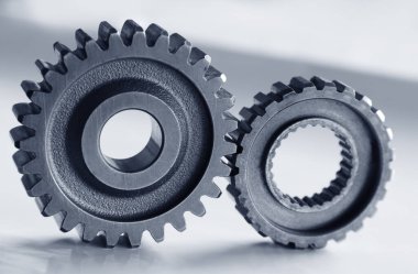 İki metal dişlinin birbirine yaklaşması.