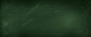 Yeşil karatahta arkaplanındaki tebeşir temizlendi