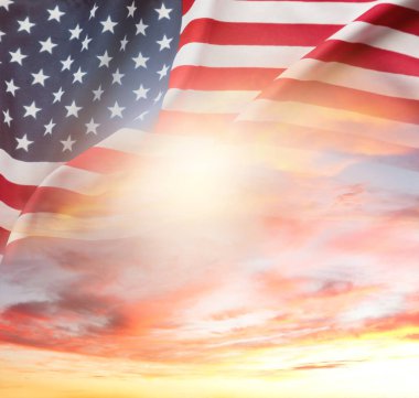 Güneşli gökyüzünde Amerikan bayrağı