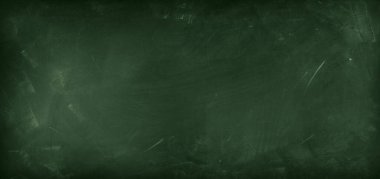 Yeşil karatahta arkaplanındaki tebeşir temizlendi