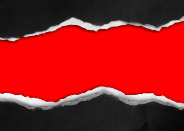 Kırmızı arkaplanda yırtılmış siyah kağıt
